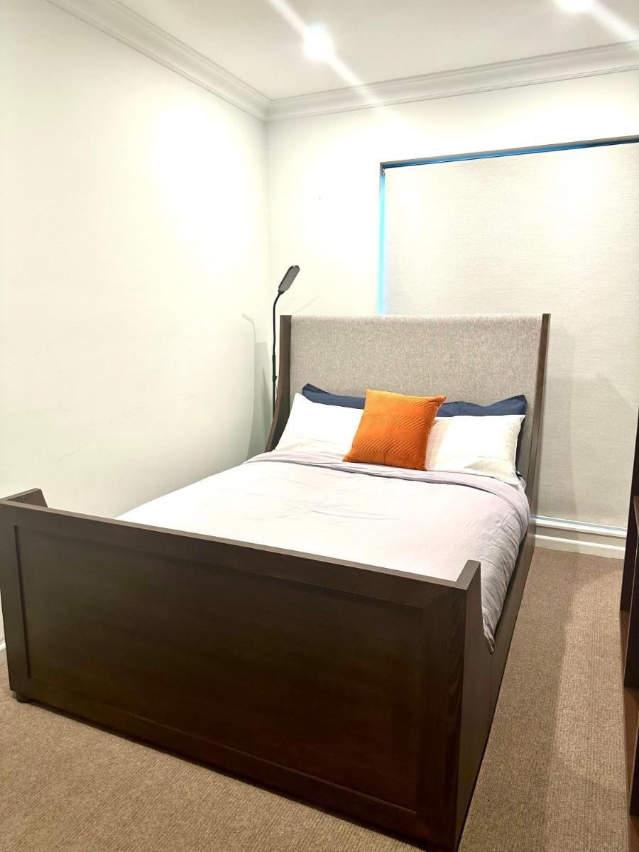 Suitetrails - Private 1 Bed Accom with Bathroom in a 3 Bed Apartment - Melb CBD, Regency Towers - Free Parking, WiFi and Pool