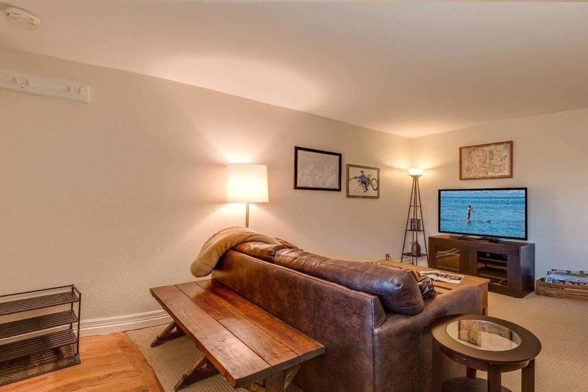 Cozy Red Roost Residence Essential Getaway - Housity