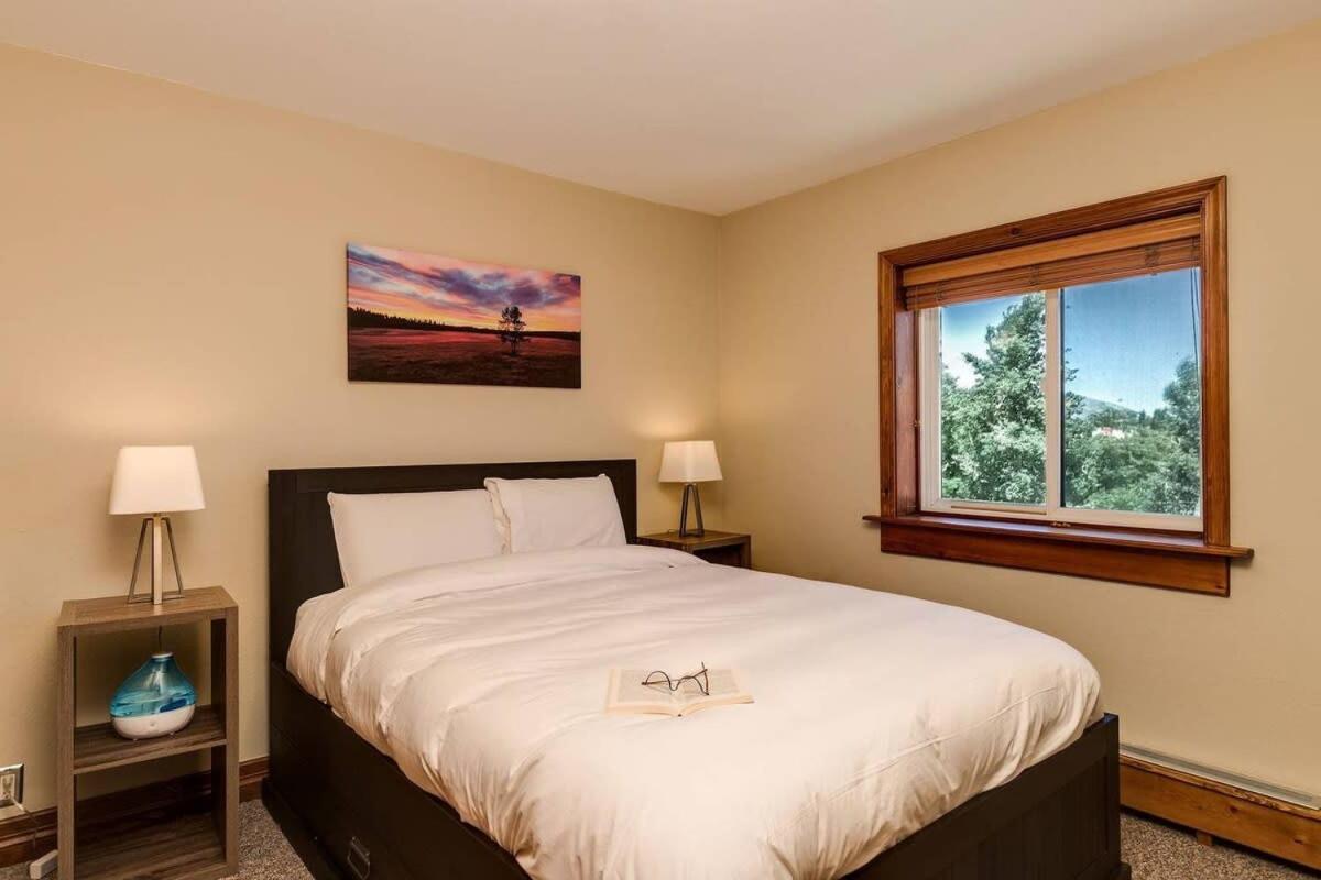 Cozy Red Roost Residence Essential Getaway - Housity