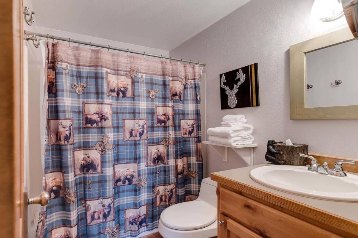 Cozy Red Roost Residence Essential Getaway - Housity