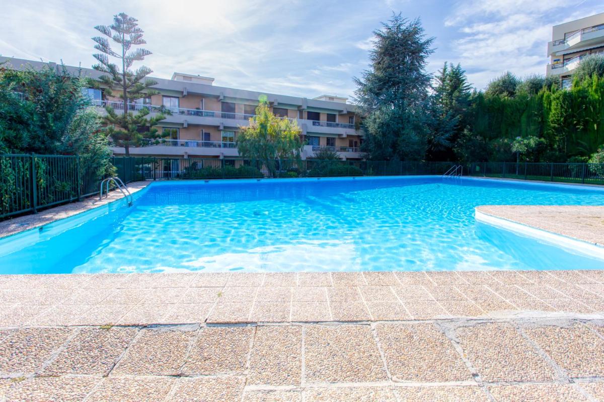 Suitetrails - Sea view apartment in residence with swimming pool!