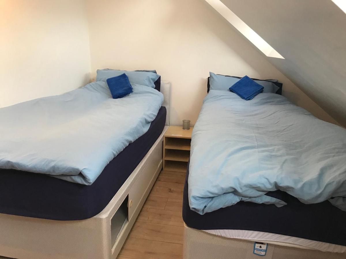 Comfortable Private Room in a Friendly Home in Headington next to Brookes University Oxford, C - Housity