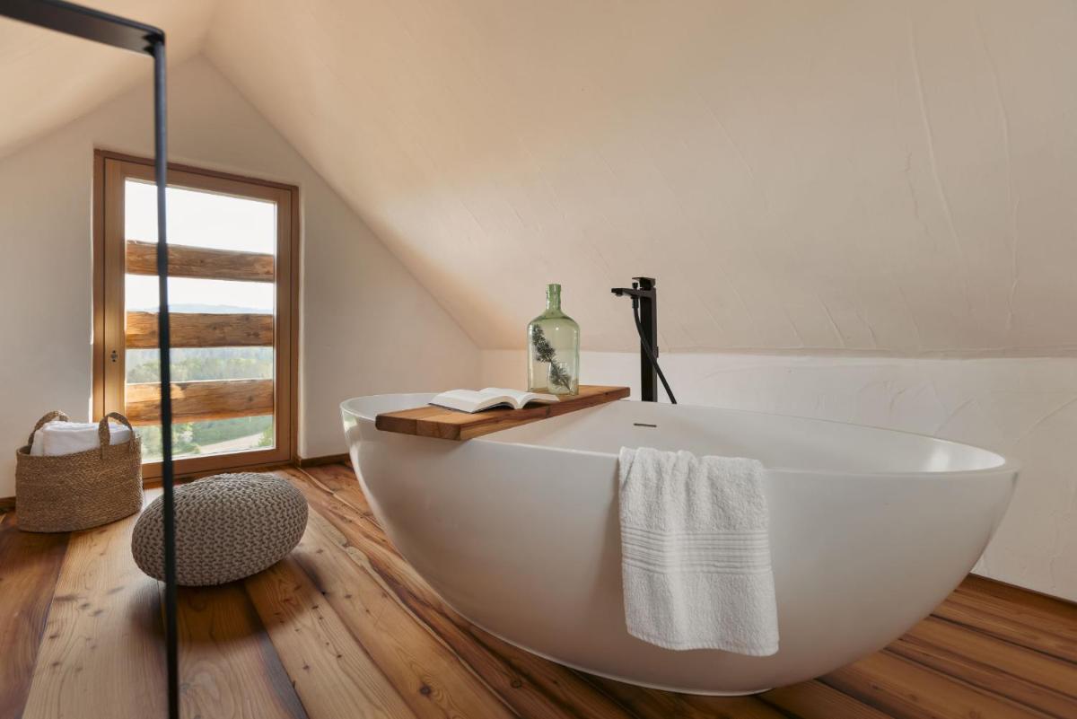 Suitetrails - Am Wildbachberg - Luxus Ferienhäuser mit Infinitypool, Privatsauna und Weinkeller