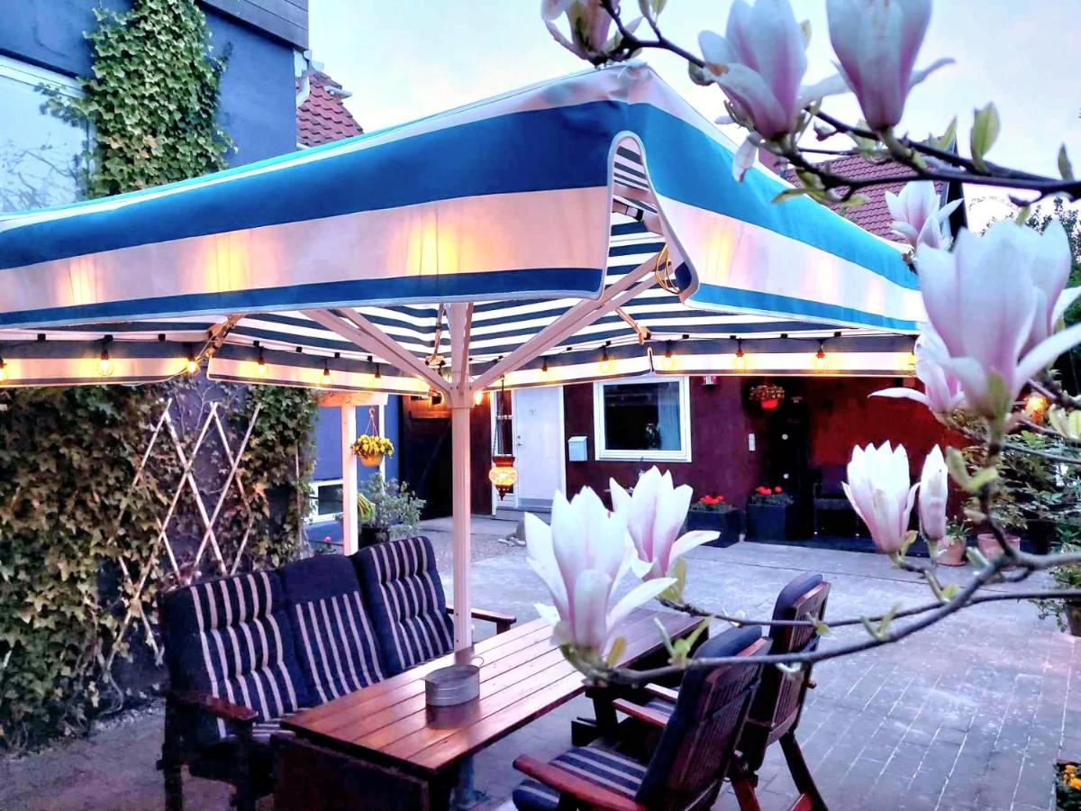 Suitetrails - Guesthouse 'Blue House' in vintage villa&garden