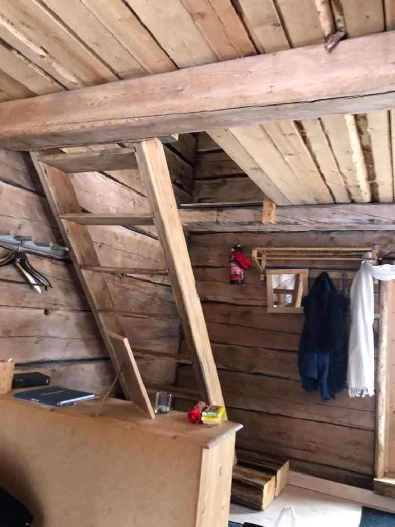 Suitetrails - Gemütliche Blockhütte mit Außentoilette und Badezimmer im Haupthaus