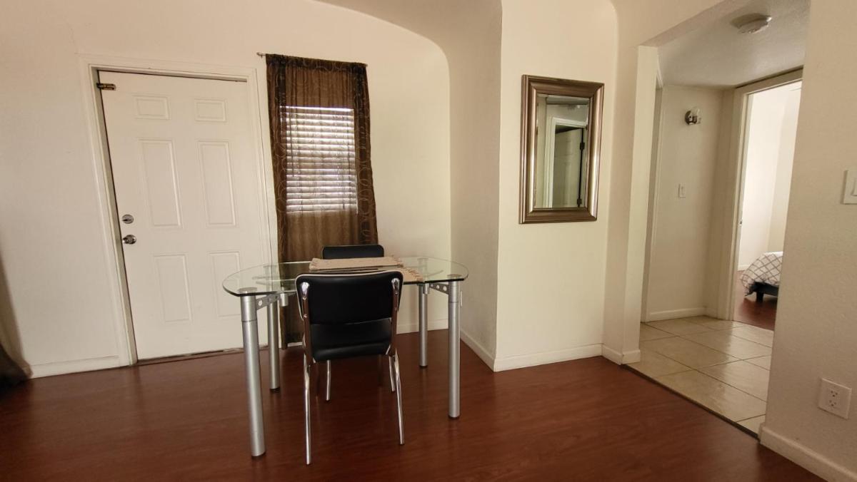 U1 - Entire 2 BR Pet Friendly APT in DT PHX with pkg - Housity