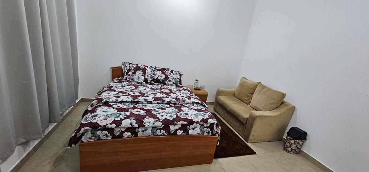 Suitetrails - Cozy room with sharing washroom