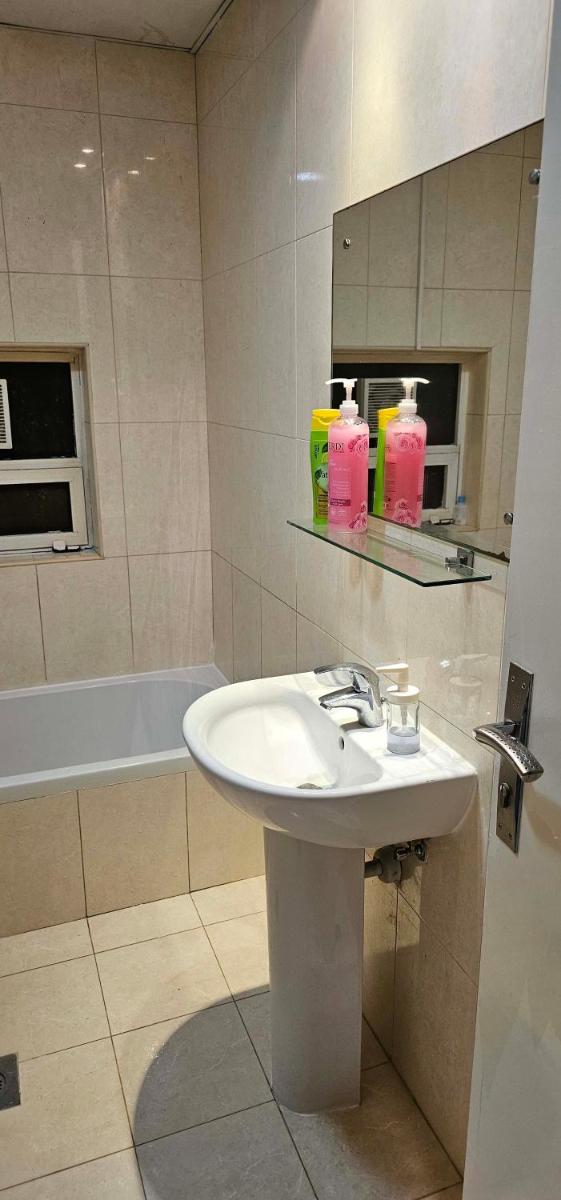 Suitetrails - Cozy room with sharing washroom