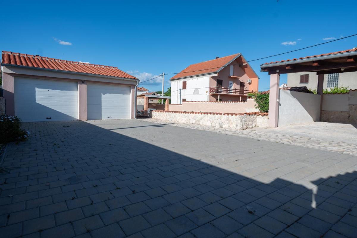 Holiday Home Luka Pridraga - Housity