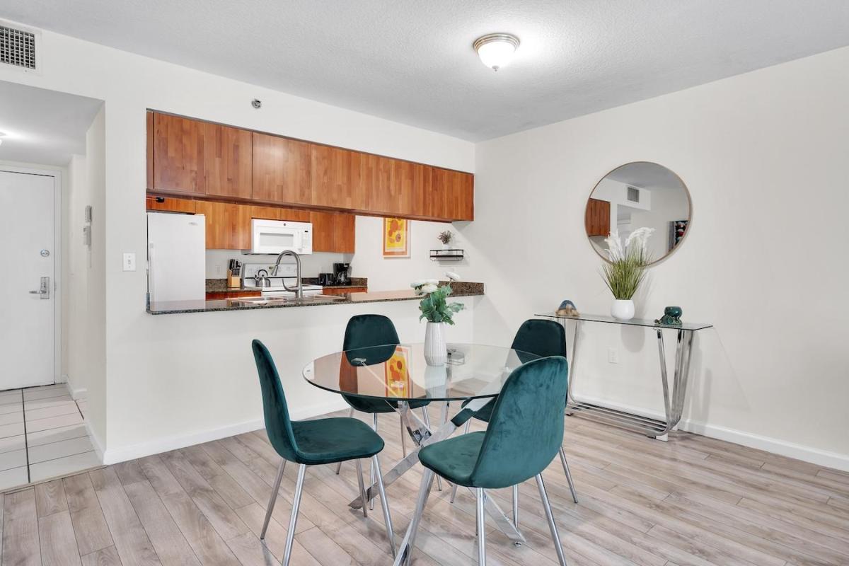 Brickell Key Gem: Stylish 1-Bed W/ Free Parking - Housity