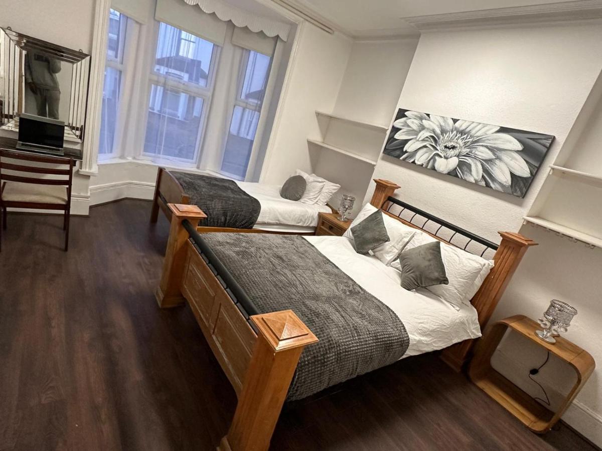 AA STAY LTD TOWN CENTRE Room & Free Park with Wi-Fi & Garden - Housity