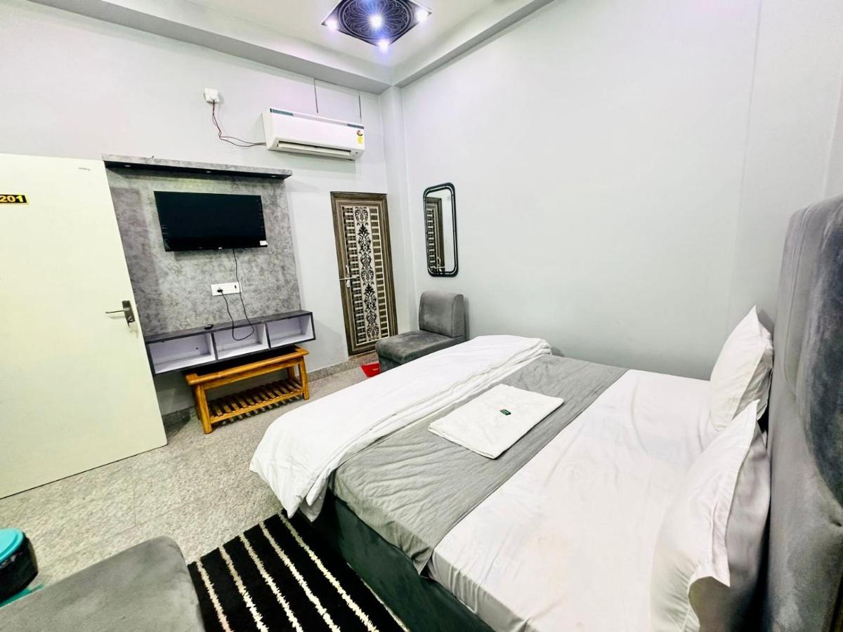 HOTEL PRAKASH GUEST HOUSE ! Varanasi ! fully-Air-Conditioned hotel at prime location with off site Parking availability, near Kashi Vishwanath Temple, and Ganga ghat 2 - Housity