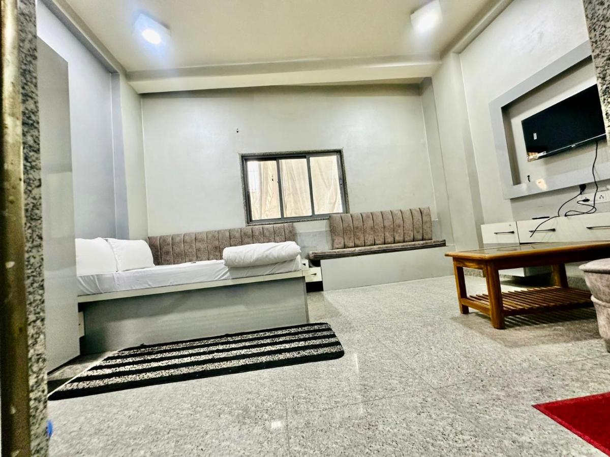 HOTEL PRAKASH GUEST HOUSE ! Varanasi ! fully-Air-Conditioned hotel at prime location with off site Parking availability, near Kashi Vishwanath Temple, and Ganga ghat 2 - Housity