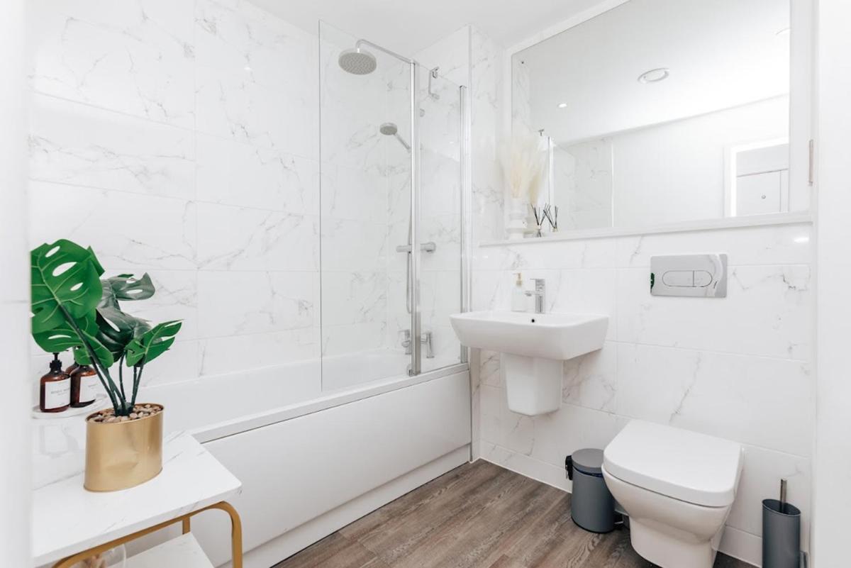 Luxury 2 Bedroom Apartment, Broad street Birmingham - Housity