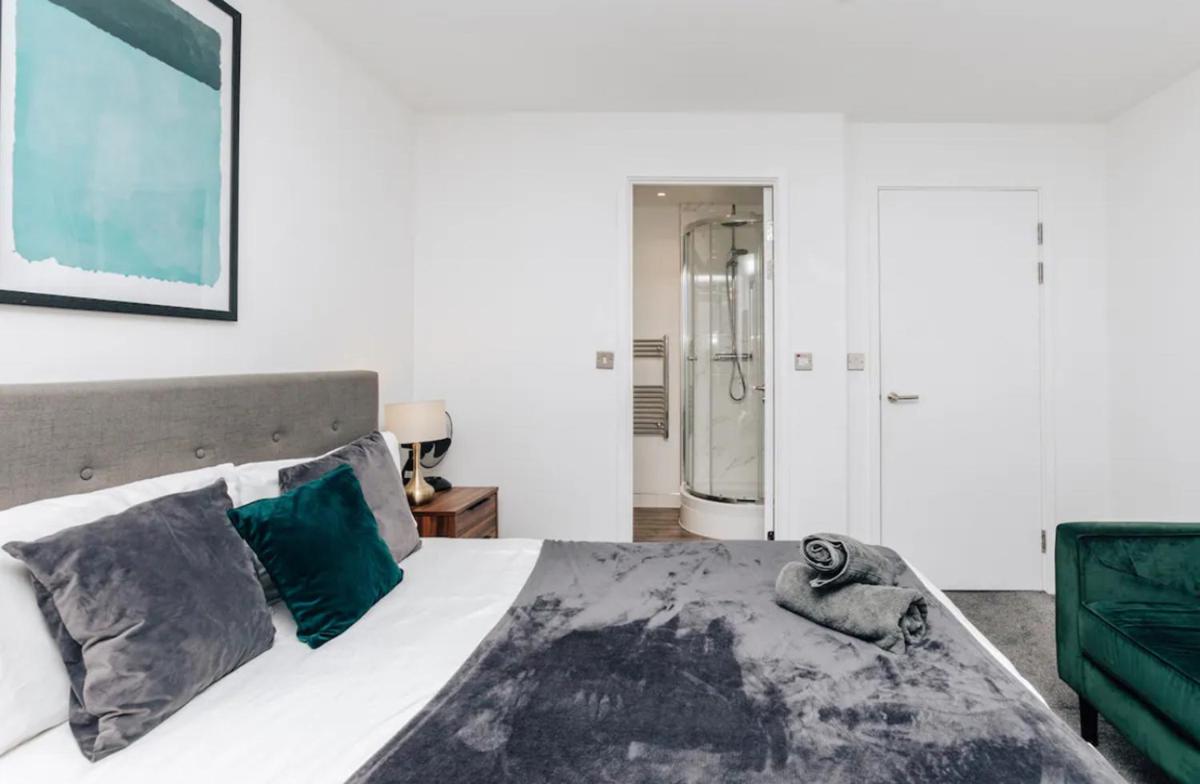 Luxury 2 Bedroom Apartment, Broad street Birmingham - Housity