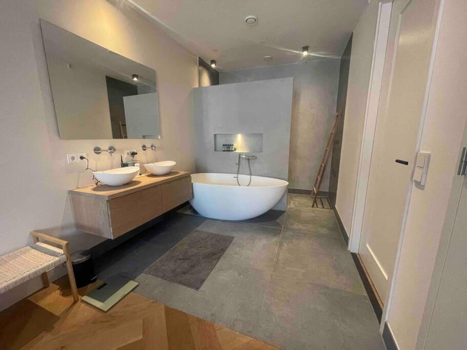 Trendy spacious, canal apartment terrace - Housity