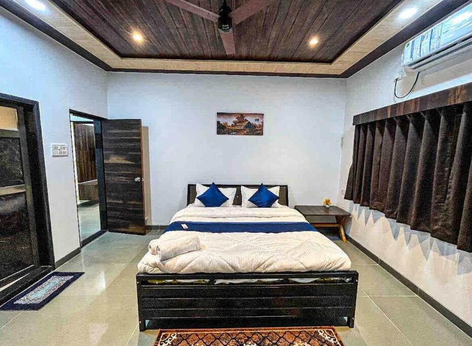 Suitetrails - 3Bhk Glacia Villa with a Private Swimming Pool Near Ekvira Temple