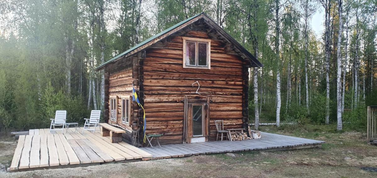 Suitetrails - Gemütliche Blockhütte mit Außentoilette und Badezimmer im Haupthaus