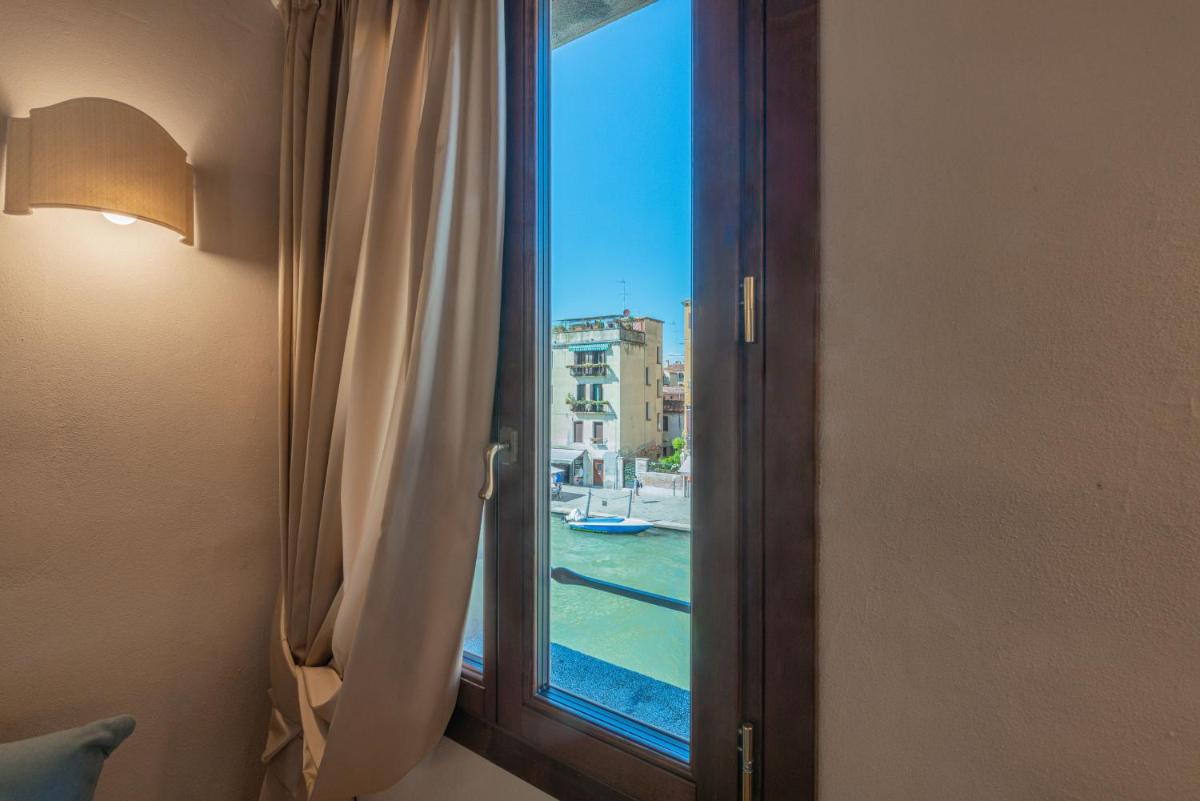 Suitetrails - Casa Virginia direct at the canal Cannaregio with own roof terrace