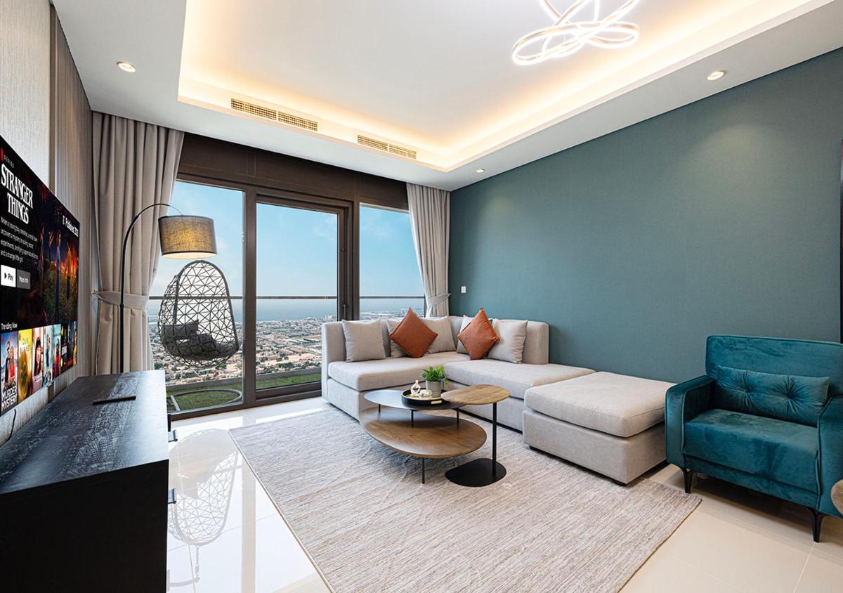 Luxury Dubai Infinity Pool - Burj Khalifa Views - Housity