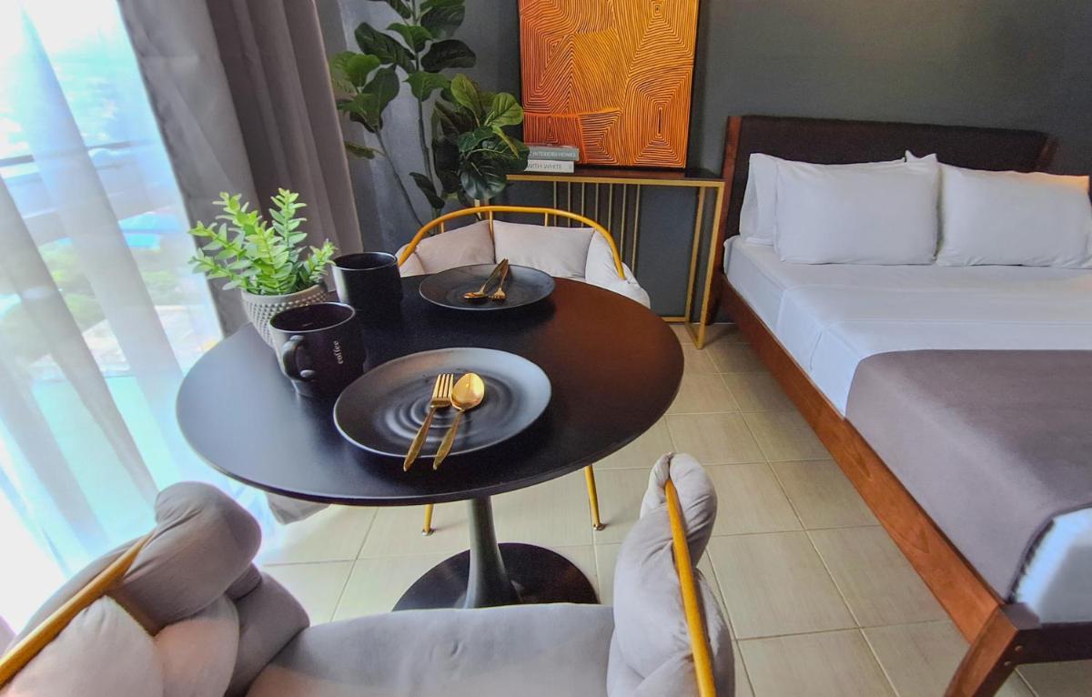 The French Apartment Pasig - Fast Wi-Fi and pool - Housity