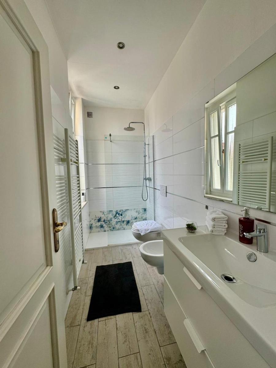 Suitetrails - Modern Room with private bathroom