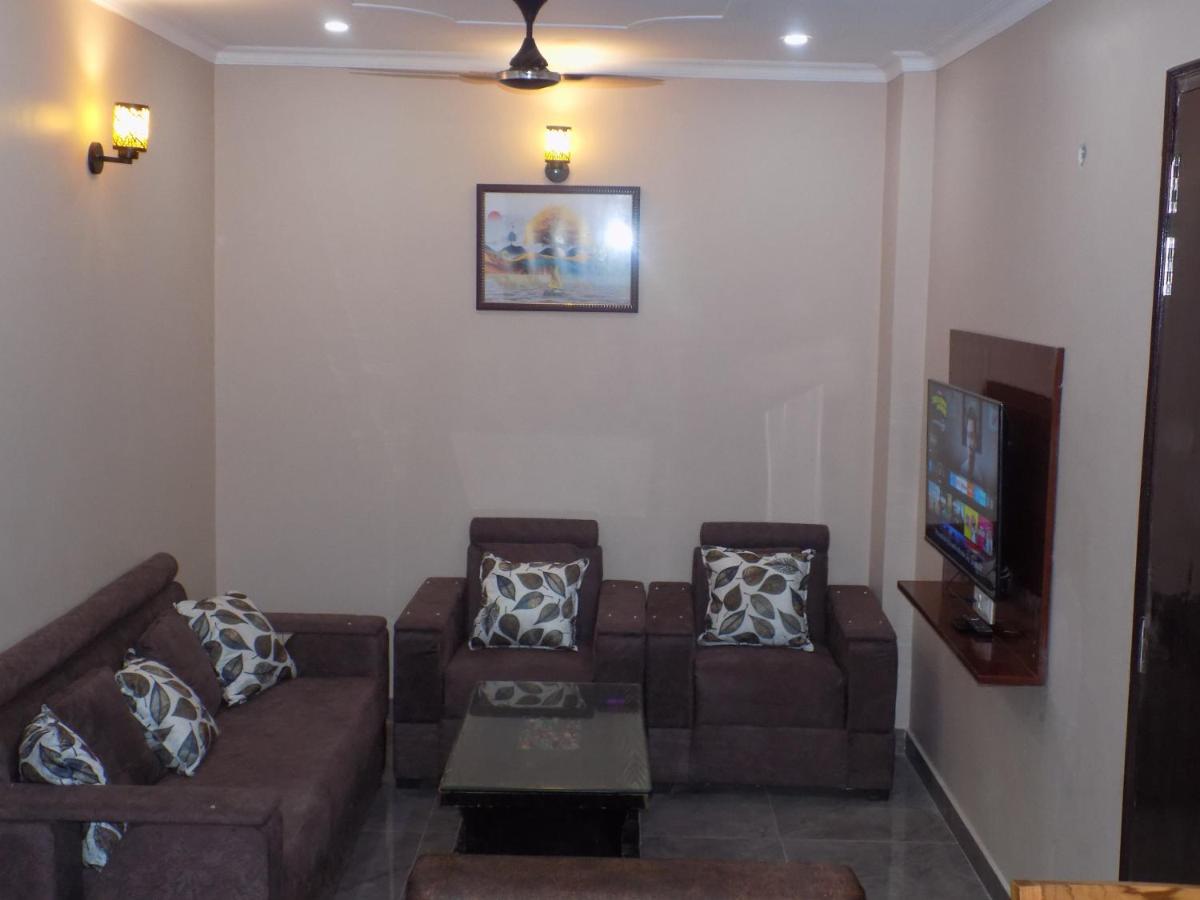 Homestay with Ravinder 2BHK - Housity