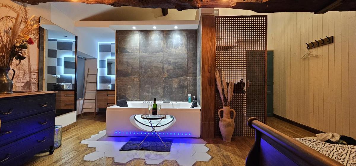 Suite Penthouse Romantique avec Jacuzzi, Confolens, Charente - Hizvo