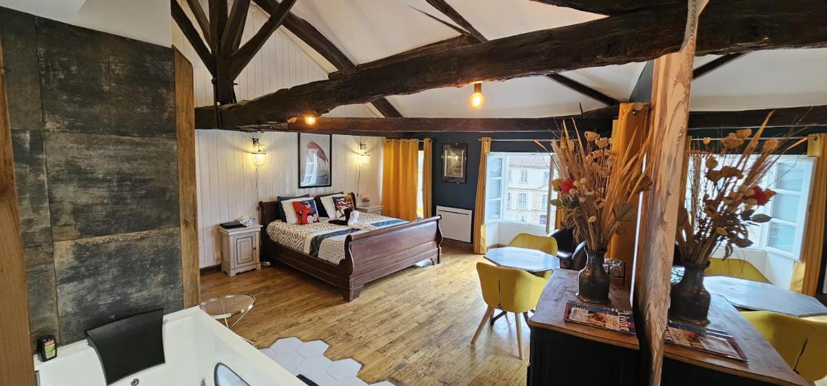 Suite Penthouse Romantique avec Jacuzzi, Confolens, Charente - Hizvo