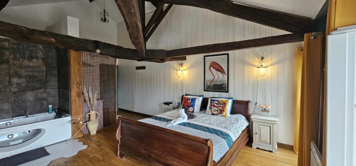 Suite Penthouse Romantique avec Jacuzzi, Confolens, Charente - Hizvo