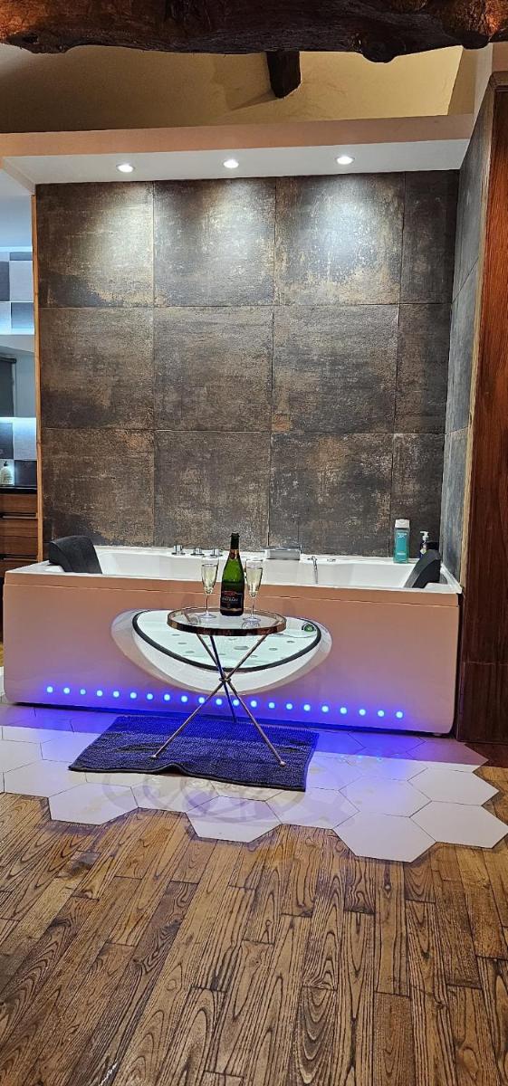 Suite Penthouse Romantique avec Jacuzzi, Confolens, Charente - Hizvo