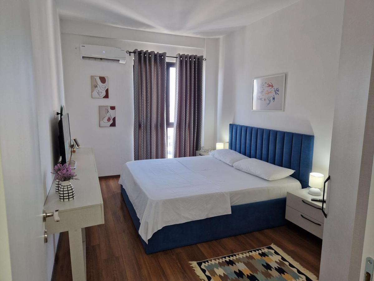 Suitetrails - Red & White Palace Apartment