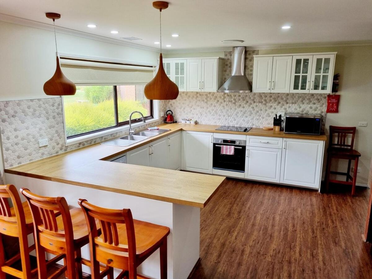 Suitetrails - The Timboon Villa - 5 bedroom home