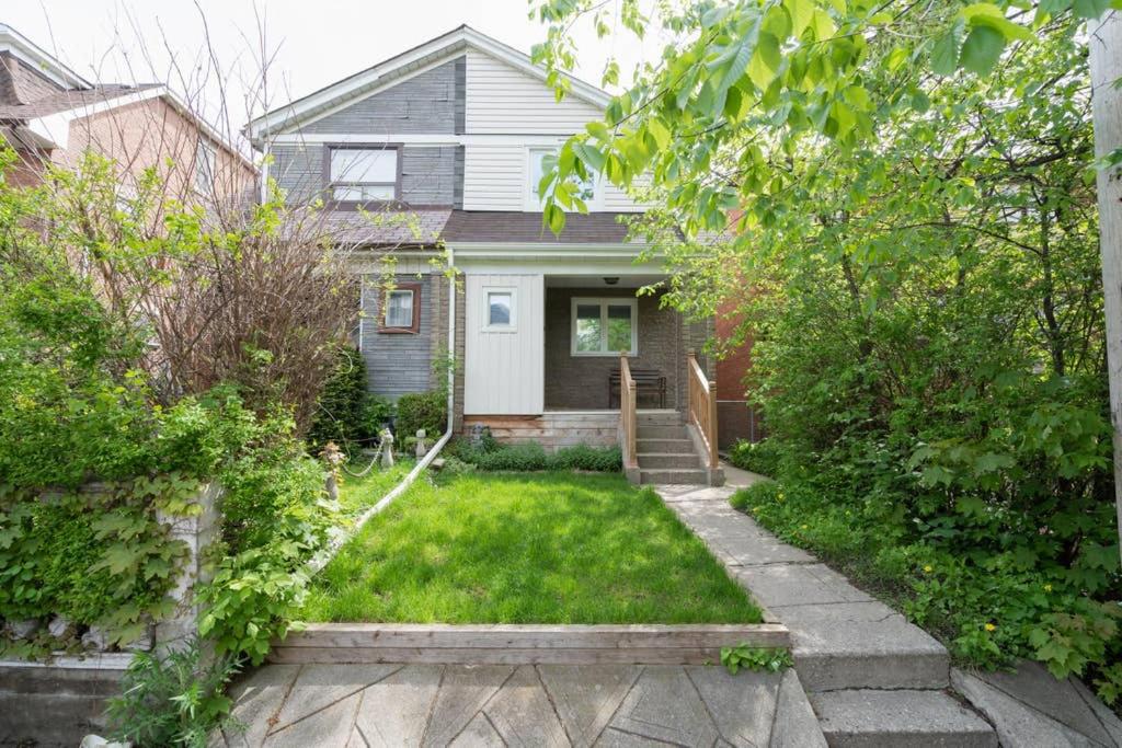 Bright and Quiet Bedroom near Subway, Koreatown and UofT - Housity