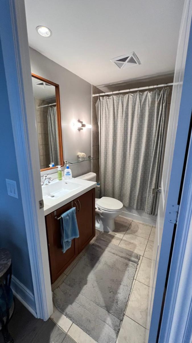 Queen bedroom with a view of Yonge Street - Housity