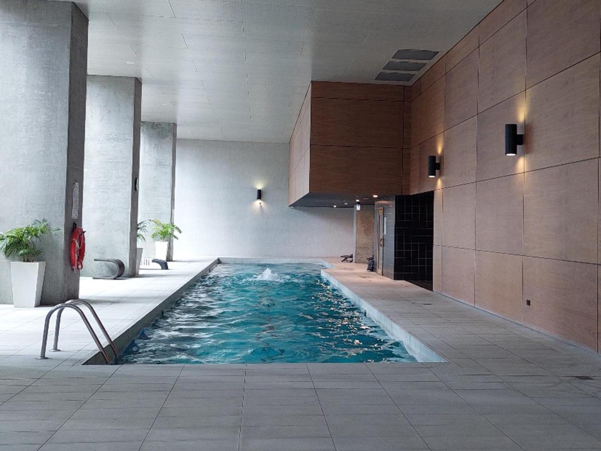 Suitetrails - CBD Comfortable 2B2B Apt, Sauna, Indoor Pool