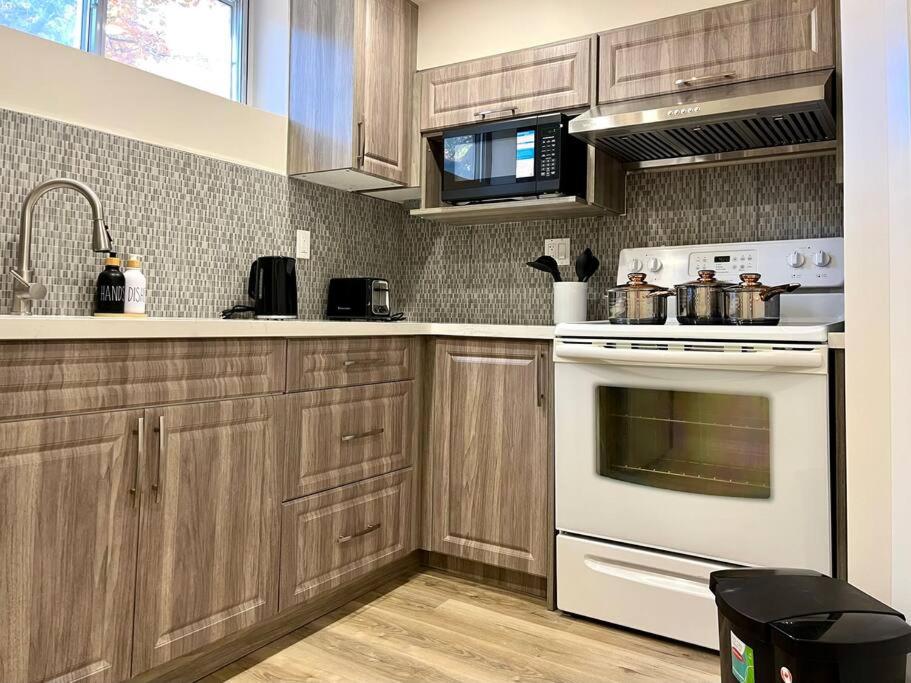 Suitetrails - Entire Back Basement Apartment in Toronto