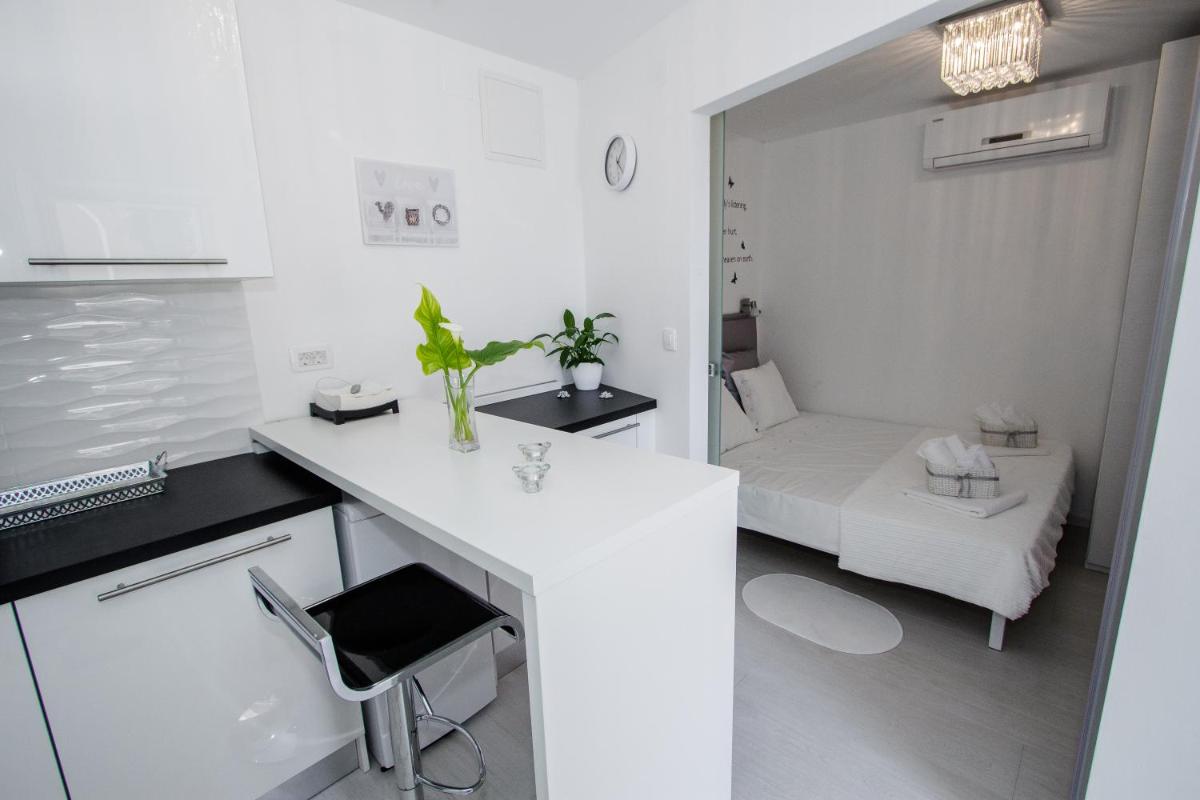 Luxury Studio Apartment White Sensation - Housity