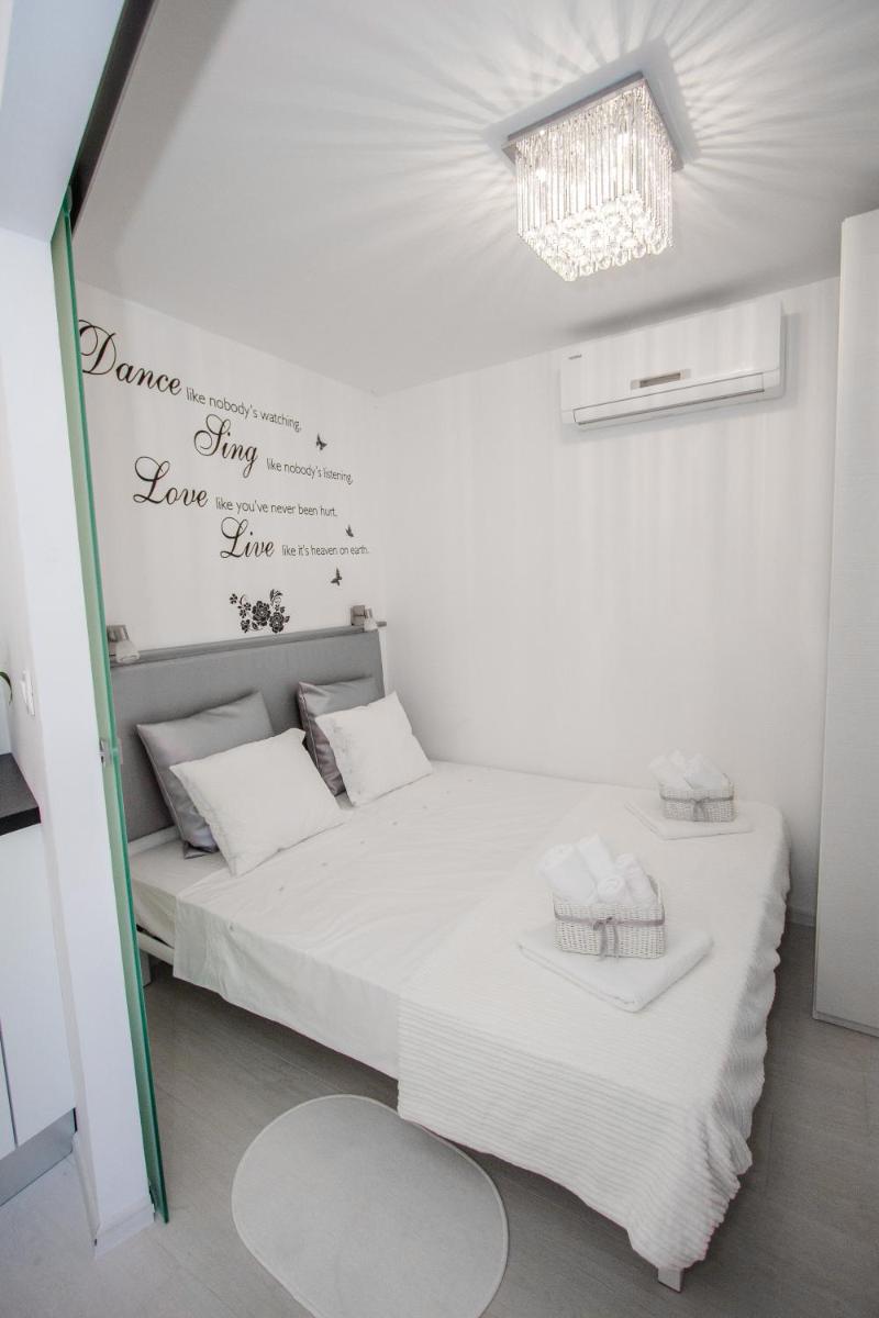 Luxury Studio Apartment White Sensation - Housity