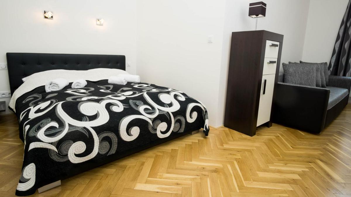 Black & White Apartment Prague by Wenceslas Square and Muzeum - Housity