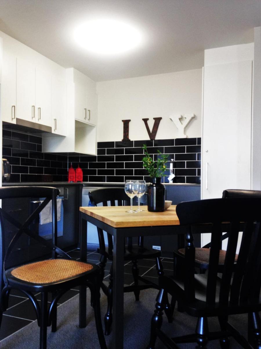 Suitetrails - Ivy and Roses Boutique Apartments