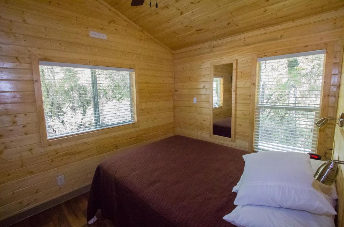 Oakzanita Springs Camping Resort Cottage 3 - Housity