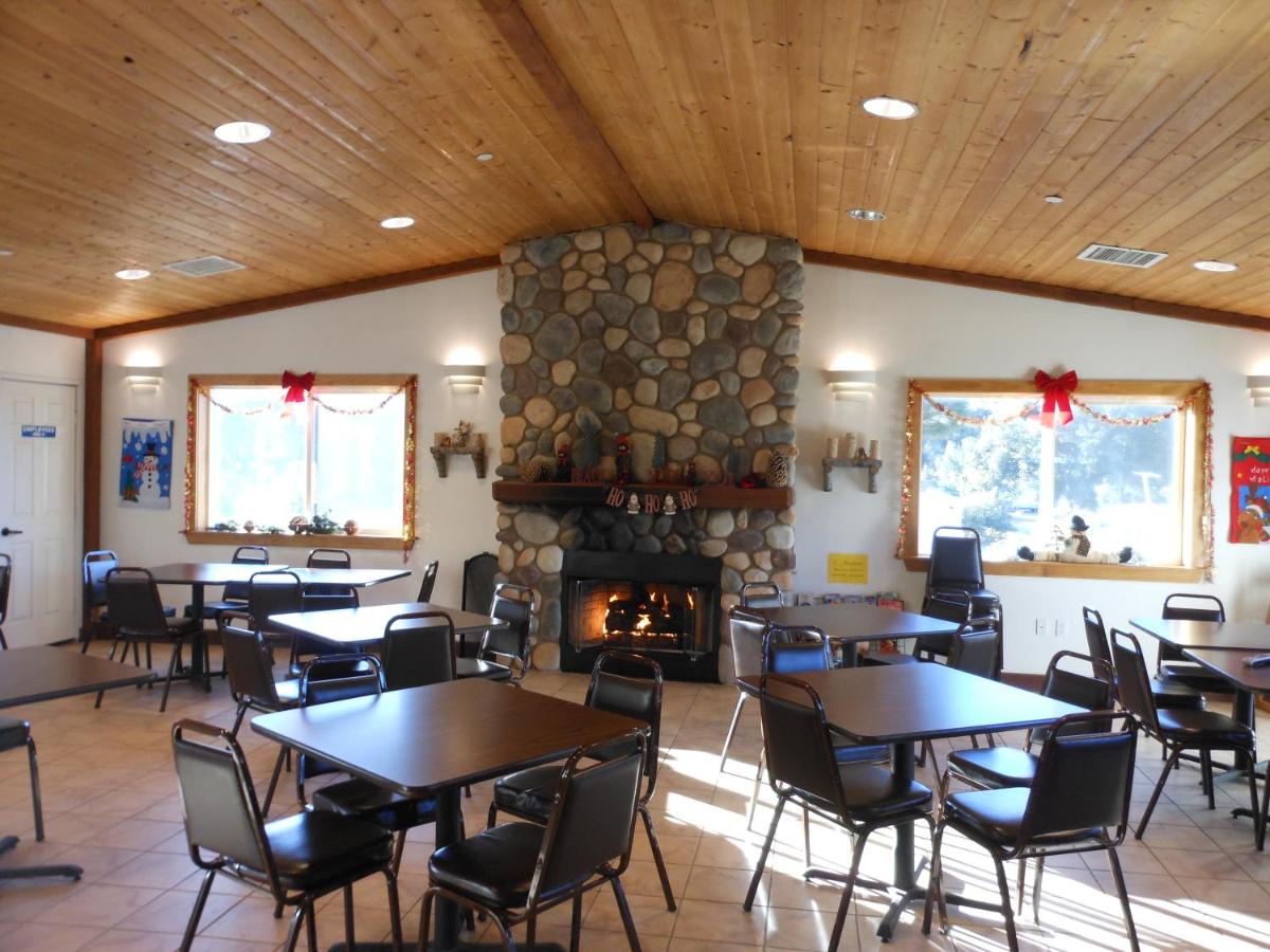 Oakzanita Springs Camping Resort Cottage 3 - Housity