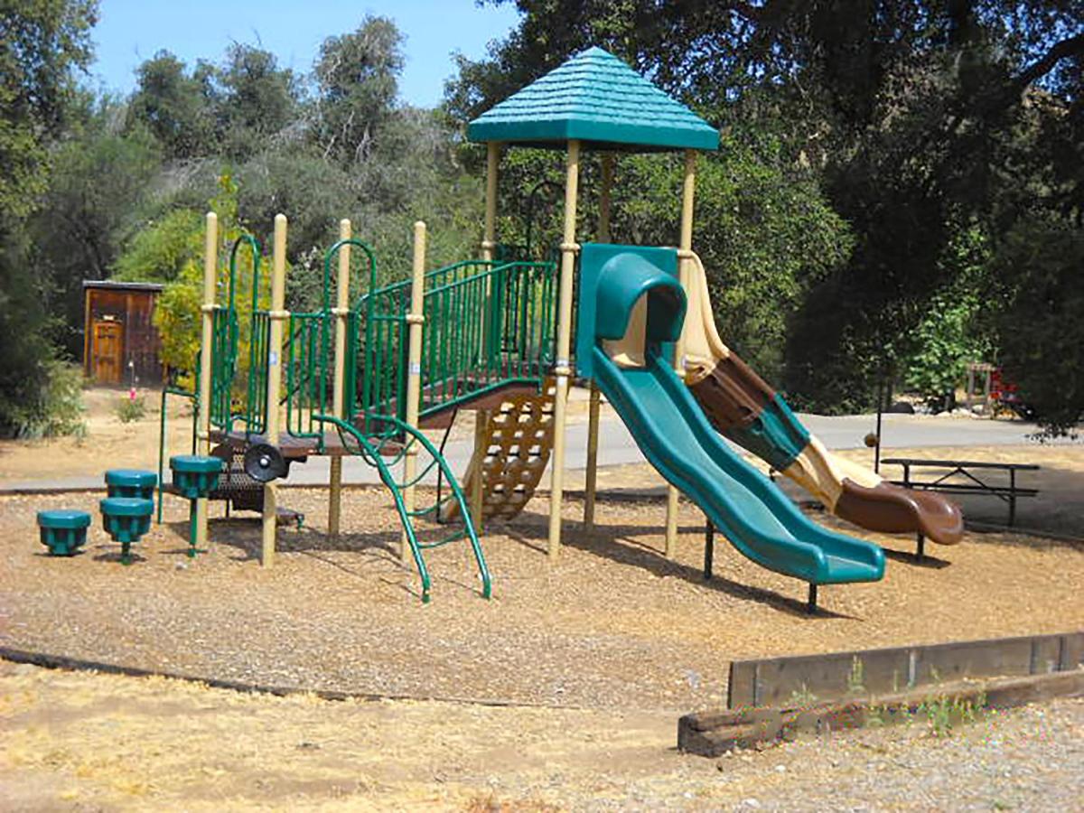 Oakzanita Springs Camping Resort Cottage 3 - Housity