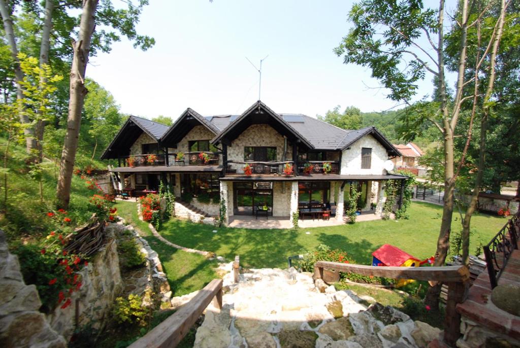 Pensiunea Casa Dacilor - Housity