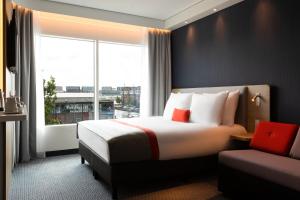 מיטה או מיטות בחדר ב-Holiday Inn Express Amsterdam - North Riverside, an IHG Hotel