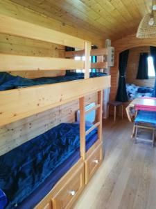 - une chambre avec des lits superposés dans une cabine dans l'établissement Roulot'So Zen, à Beslon