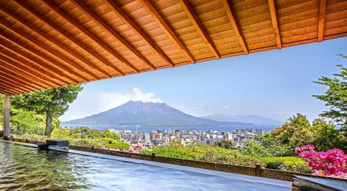 basen z widokiem na góry w obiekcie SHIROYAMA HOTEL kagoshima w mieście Kagoshima