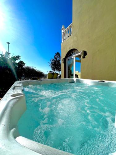 Luxury front line Villa in El Medano with jacuzzi