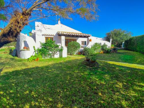 Villa con piscina privada y gran jardín